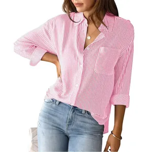 Detalle de la camisa de manga larga con rayas verticales rosa y blanco de corte holgado