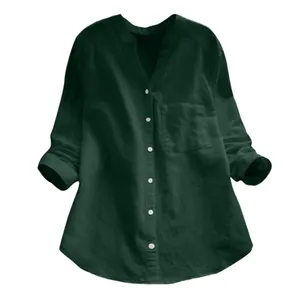 Vue détaillée d'une chemise décontractée vert foncé ample avec boutons blancs et col en V.