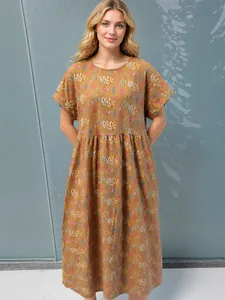 Detailansicht eines locker sitzenden Sommerkleides aus Baumwolle und Leinen mit Blumenprint