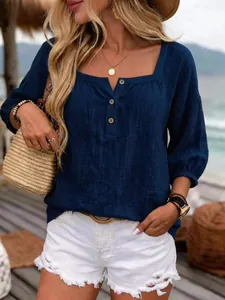 Primo piano di una blusa in lino blu navy con maniche a 3/4, scollo quadrato e bottoni