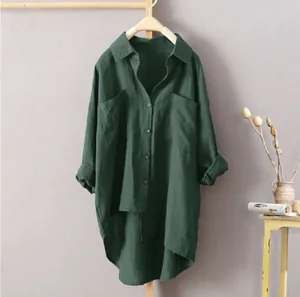 Détail d'une chemise en coton et lin vert foncé pour femme avec deux grandes poches de poitrine