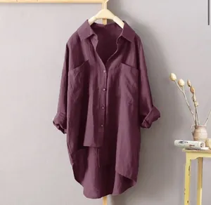 Vue détaillée d'une chemise décontractée en coton et lin avec poches et ourlet asymétrique