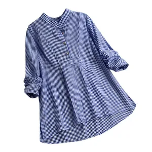 Chemisier à carreaux bleu et blanc pour femmes avec col montant et boutons élégants.