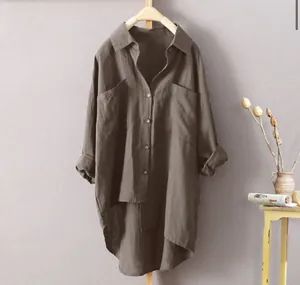 Détail d'une chemise décontractée en coton et lin pour femme, manches longues et poches