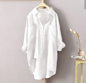 Chemise décontractée en coton et lin blanc pour femme avec manches longues et ourlet.