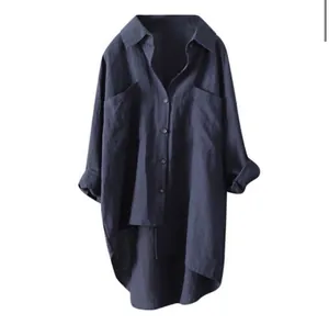Détail de la chemise bleu marine en coton-lin avec ourlet asymétrique