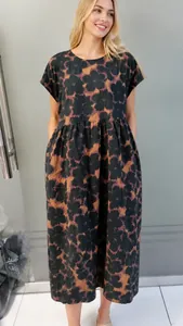Bequemes sommerliches lockeres Baumwoll-Leinen-Kleid mit buntem floralem Print
