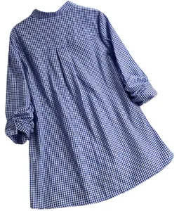 Détail du dos de la chemise à manches longues à carreaux bleus et blancs pour femmes.