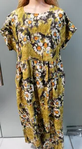 Lockeres Sommerkleid aus Baumwollleinen mit gelbem Gänseblümchen-Blumenmuster
