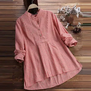 Détail de la blouse à manches longues et col montant à carreaux rouges pour femmes style