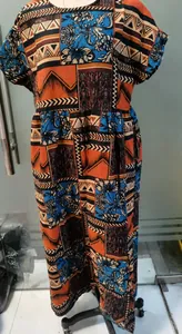 Detailansicht eines lockeren Maxikleides aus Baumwoll-Leinen mit buntem Boho-Print.