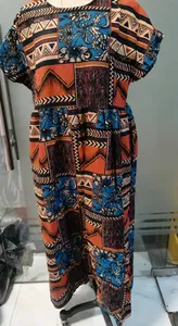 Vista detallada de vestido largo holgado de algodón y lino con estampado bohemio.
