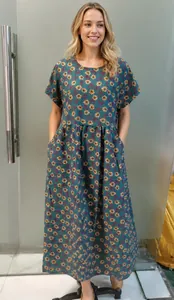 Vorderansicht eines vintage geblümten Baumwoll-Leinenkleides mit praktischen Taschen