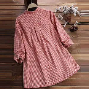 Vue arrière d'une chemise à manches longues à carreaux vichy rouge et blanc chic