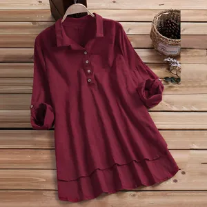 Vue détaillée d'une chemise en lin et coton bordeaux pour femme au design superposé.