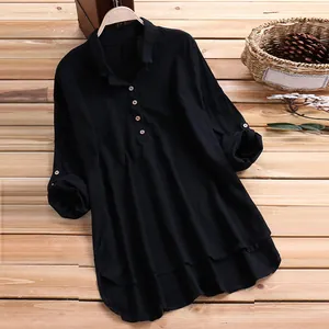 Vue détaillée d'une chemise noire en lin vintage avec boutons et un ourlet superposé élégant.