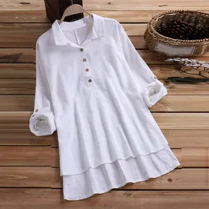 Détail d'une chemise en coton et lin blanc avec ourlet superposé sur table en bois
