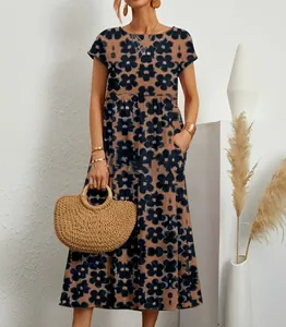 Detailansicht eines lockeren Baumwoll-Leinenkleides für Damen mit elegantem Blumendruck