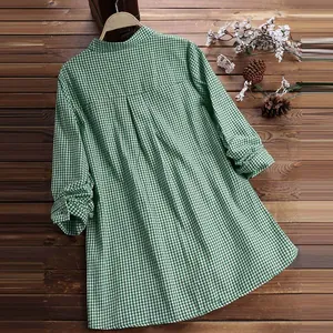 Vue arrière détaillée d'une chemise à manches longues à carreaux verts et col montant
