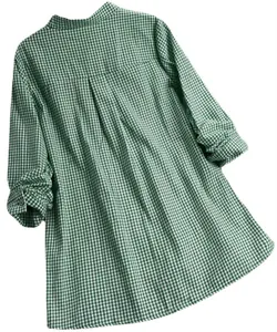 Détail du dos d'une chemise à manches longues à carreaux vichy verts et blancs