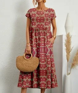 Nahaufnahme des Maxikleides mit Boho-Blumenmuster, die Stoffstruktur und Taschendetails zeigt.