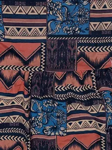 Nahaufnahme des böhmischen Patchwork-Druckstoffs mit floralen und geometrischen Mustern