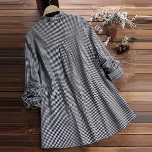 Détail de l'arrière de la chemise à manches longues à carreaux noir et blanc pour femmes
