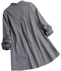 Vue arrière détaillée d'une chemise à manches longues pour femmes à carreaux noir et blanc