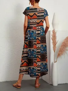 Rückansicht eines sommerlichen Boho-Maxikleids aus Baumwolle und Leinen mit ethnischem Printmuster