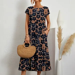 Loses Midikleid aus Baumwollleinen mit dunkelblauem Blumenmuster und Seitentaschen