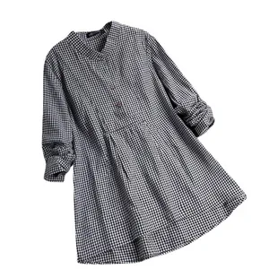 Chemise classique à carreaux vichy noir et blanc avec col montant et manches longues.