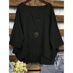 Vue détaillée d'une blouse noire en coton et lin avec ourlet asymétrique et poche
