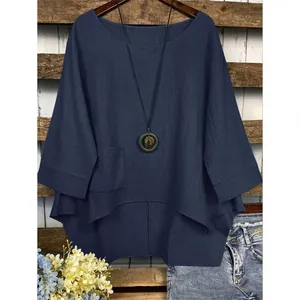 Chemisier bleu foncé en coton et lin avec ourlet asymétrique et poche sur le devant