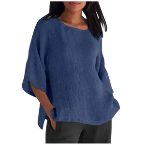 Dettaglio della trama della camicetta blu navy in cotone lino con maniche 3/4 e scollo