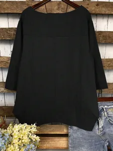 Vue arrière d'une chemise noire minimaliste en coton et lin avec un ourlet irrégulier