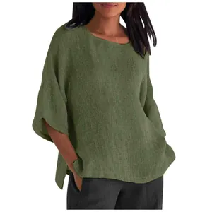 Vista dettagliata della camicetta da donna in cotone e lino verde oliva con maniche a tre quarti.