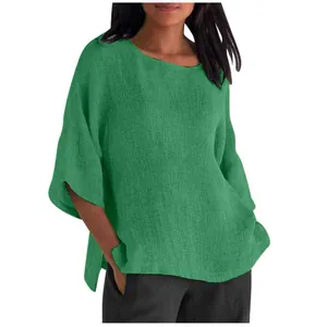 Vista dettagliata della camicetta da donna in cotone e lino verde con maniche a 3/4
