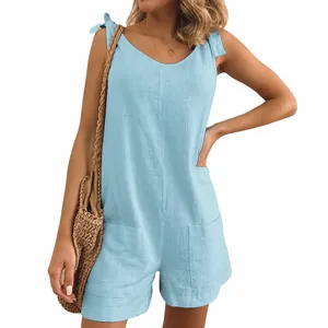 Lichtblauwe mouwloze linnen romper met zijzakken en een losse zomerse casual jumpsuit stijl
