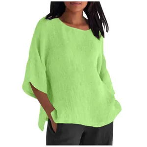 Dettaglio della camicetta da donna in cotone e lino verde lime con maniche a 3/4
