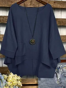 Vue détaillée d'une blouse en lin bleu marine pour femme avec ourlet asymétrique et poche