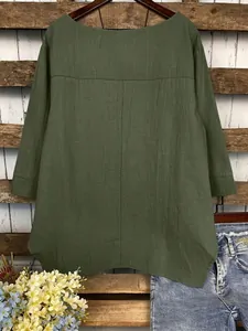 Vue arrière détaillée d'un t-shirt en lin vert grande taille avec un ourlet irrégulier