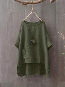 Détail du chemisier en coton et lin vert olive avec ourlet irrégulier