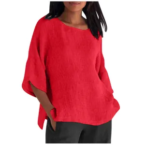Vista dettagliata della camicia in cotone e lino rossa con maniche a 3/4 e girocollo