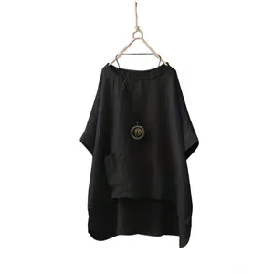 Vue détaillée de la blouse noire en coton et lin pour femme, coupe ample et ourlet irrégulier