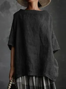 Detailansicht der locker sitzenden dunkelgrauen Baumwoll-Leinen-Bluse für Damen im Sommer