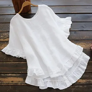 Vue détaillée d'une blouse en coton et lin blanc avec manches à volants et ourlet étagé