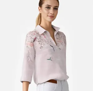 Gedetailleerd overzicht van de elegante bloemenprint op deze damesblouse met mouwen