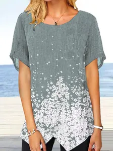Vista detallada de la camiseta gris de mujer con estampado floral y un dobladillo abierto