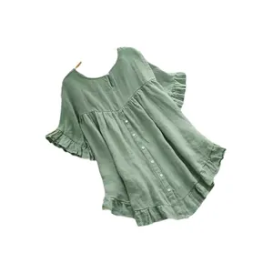 Blouse ample en coton et lin vert sauge avec manches à volants et boutons devant.
