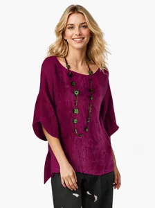 Dettaglio di una maglia viola in cotone e lino con maniche a 3/4 e scollo rotondo